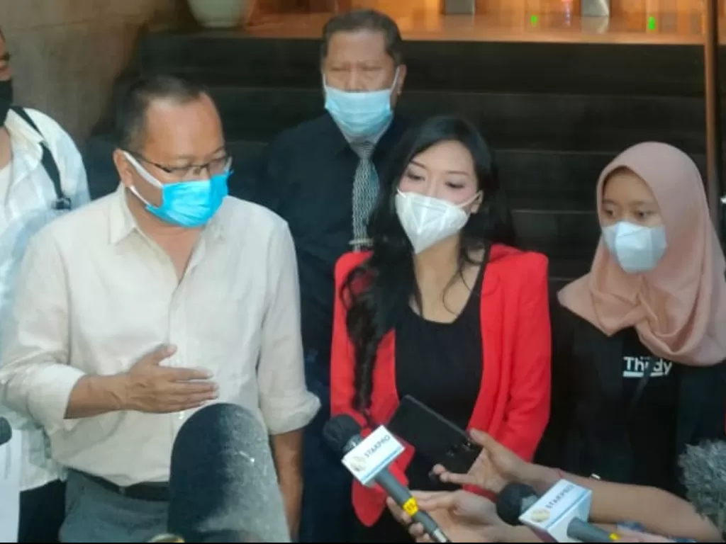 Kuasa hukum pelapor Odie Hodianto (Samping kiri) di Mapolda Metro Jaya, Jakarta. (INDOZONE/Samsudhuha Wildansyah) 