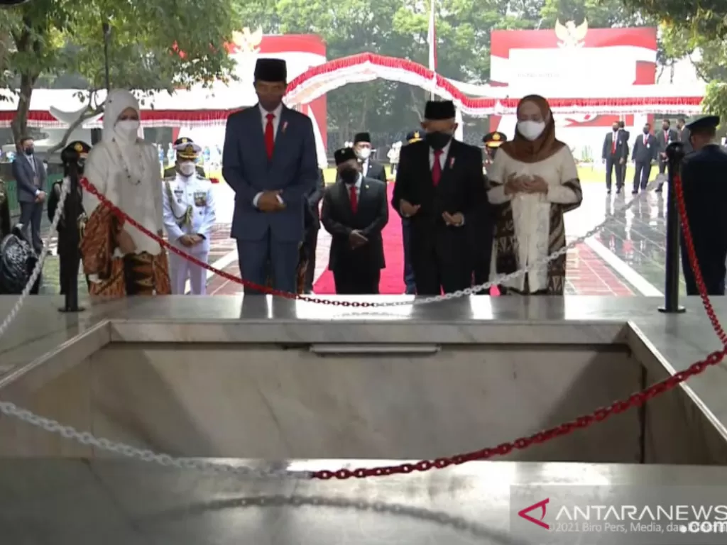 Tangkap layar Presiden Joko Widodo dan Wakil Presiden Ma'ruf Amin berdoa di depan 