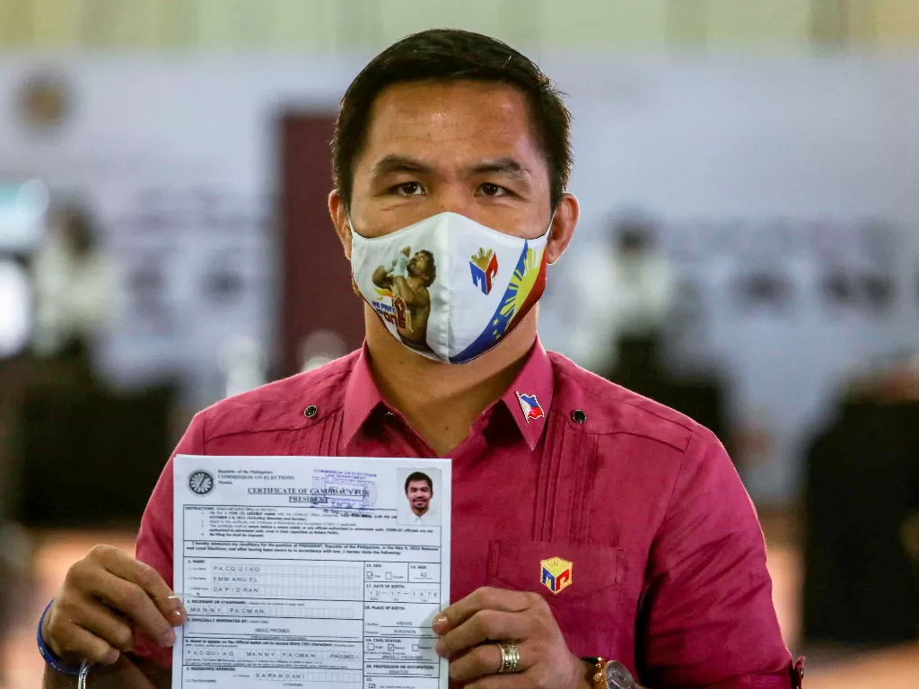 Manny Pacquiao mengajukan sertifikat pencalonannya untuk bergabung dalam pemilihan presiden Filipina. (Jam Sta Rosa/Pool via REUTERS)