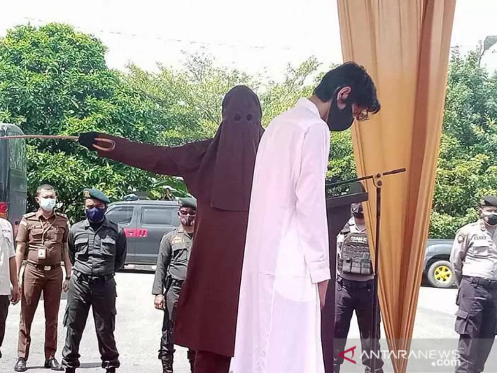 Terpidana judi online menjalani hukuman cambuk di halaman Kantor Kejaksaan Negeri Aceh Utara, Kamis (30/9/2021) (ANTARA/Dedy Syahputra)