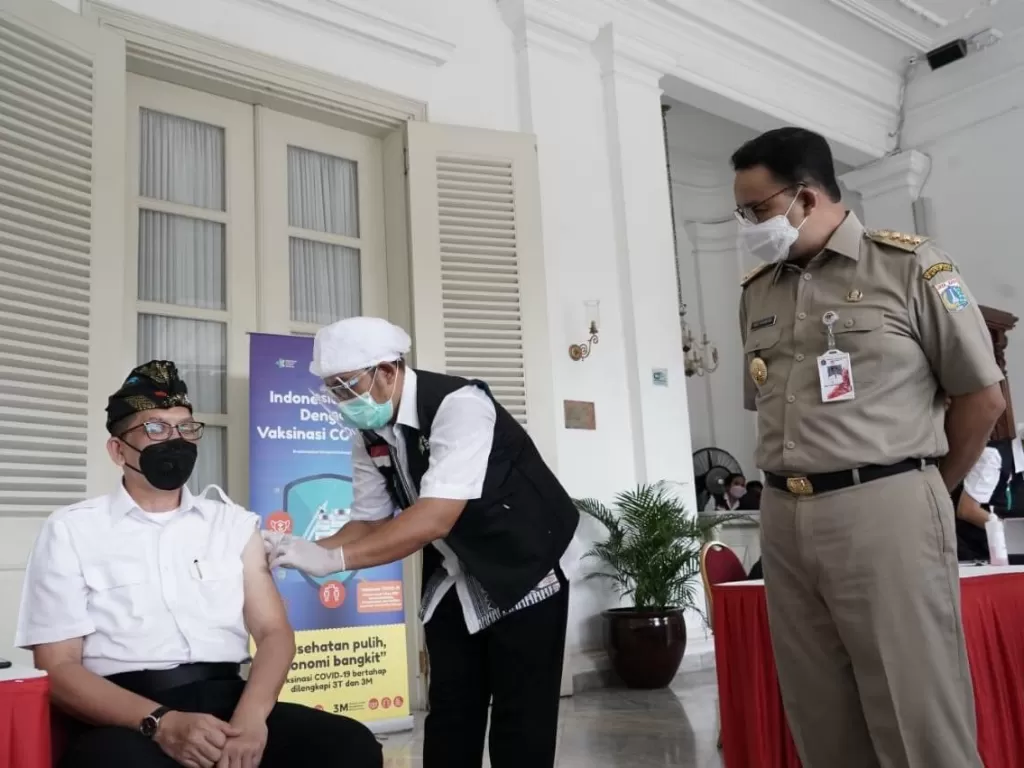 Gubernur DKI Jakarta Anies Baswedan melihat langsung proses vaksinasi di Balai Kota, Jakarta. (Twitter/@aniesbaswedan)