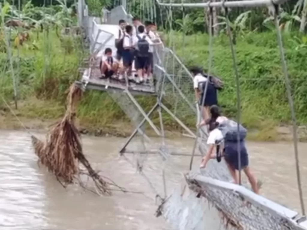 Miris! Berangkat Sekolah, Pelajar Nias Utara Harus Bergelantungan di Jembatan Nyaris Putus. (foto/istimewa).