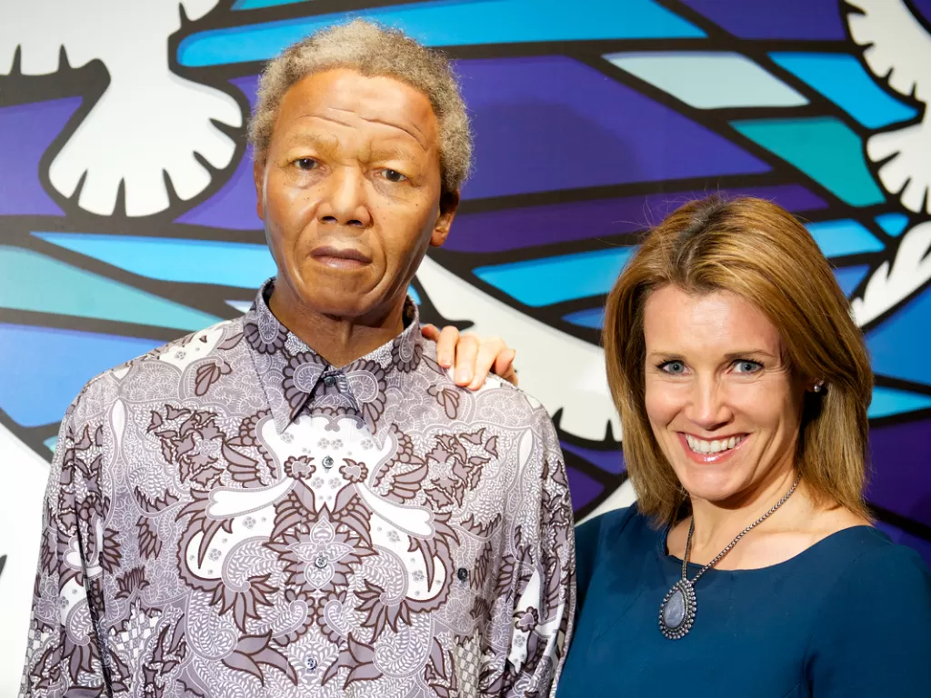 Patung Nelson Mandela Memakai Baju Batik. (madametaussads.com)