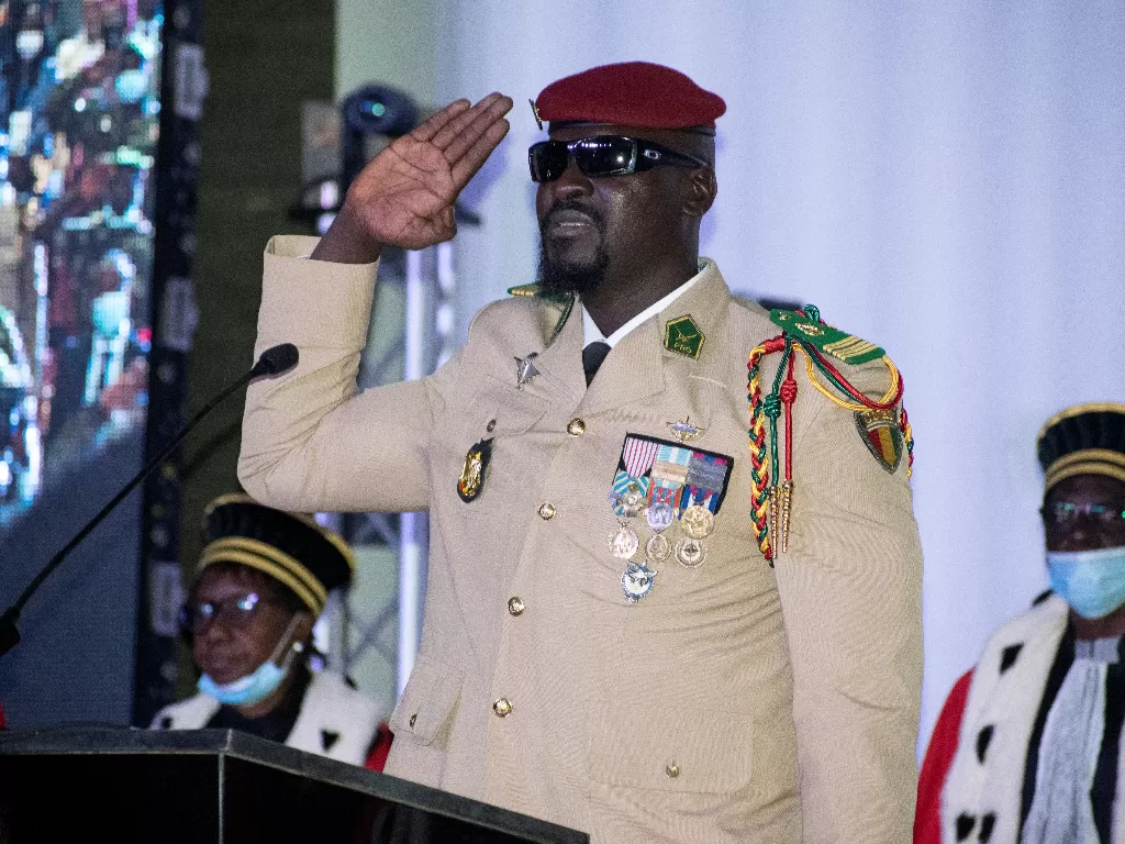 Kolonel Mamady Doumbouya dilantik sebagai presiden sementara Guinea pada hari Jum'at. (REUTERS/Souleymane Camara)
