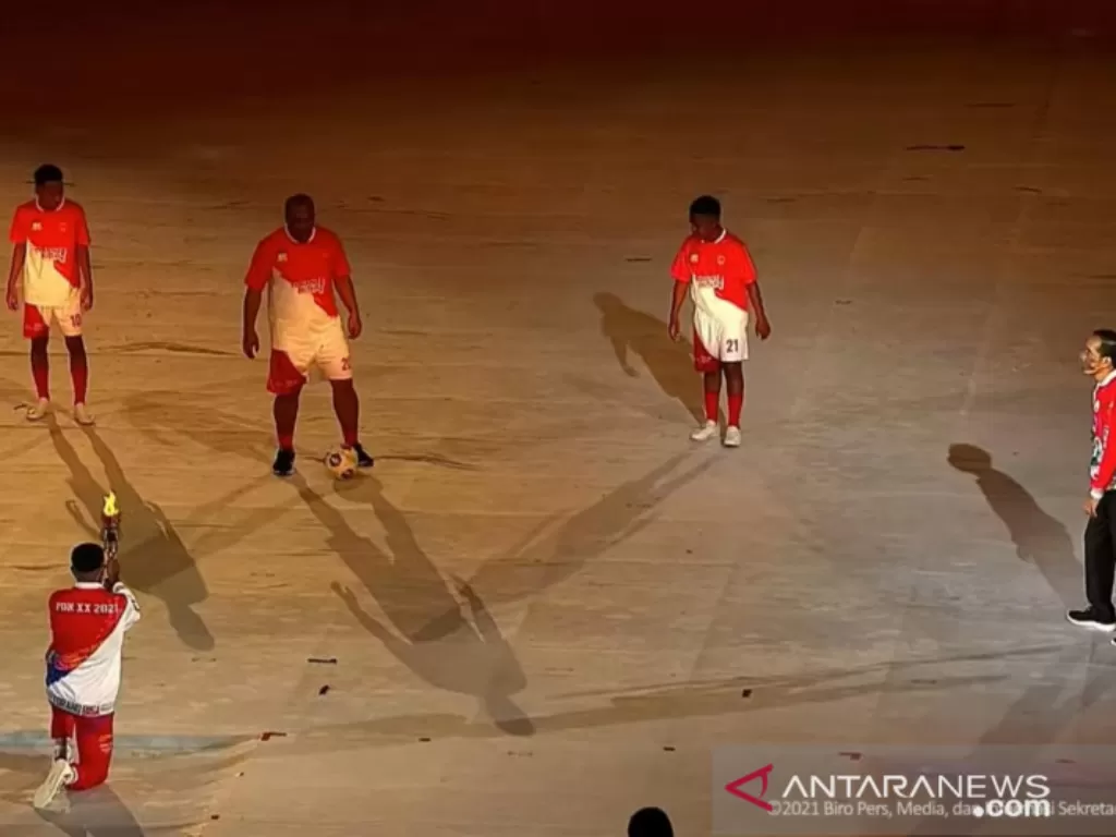 Cuplikan video saat Presiden Jokowi bermain bola saati pembukaan Pekan Olahraga Nasional (PON) XX Papua 2021 di Stadion Lukas Enembe, Kabupaten Jayapura pada Sabtu (2/10/2021). (photo/ANTARA/Youtube/Sekretariat Presiden)