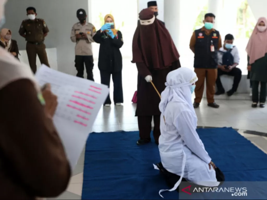 Eksekusi cambuk di Banda Aceh, Aceh, Senin (8/3/2021) (Ilustrasi/Antara Aceh/Irwansyah Putra)