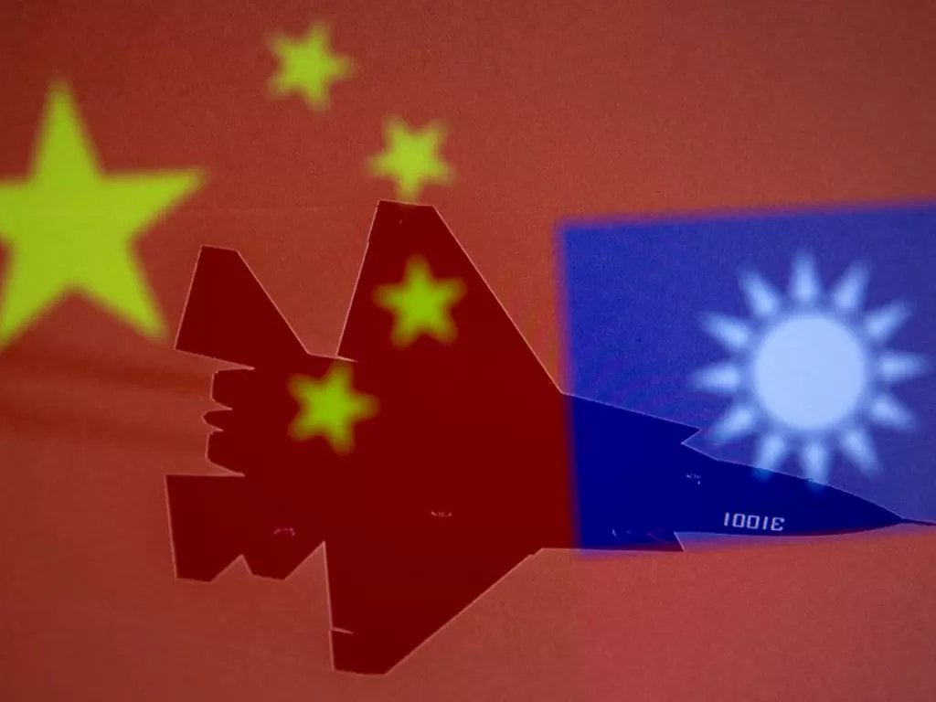 Ilustrasi bendera nasional Tiongkok dan Taiwan ditampilkan di samping pesawat militer. (REUTERS/Dado Ruvic)