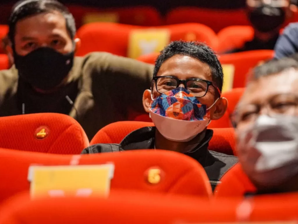 Menteri Pariwisata dan Ekonomi Kreatif Sandiaga Uno saat meninjau bioskop XXI di Pusat Grosir Cililitan (PGC), Jakarta Timur, Jakarta, Minggu (3/10).  (photo/ANTARA/HO-Kemenparekraf)