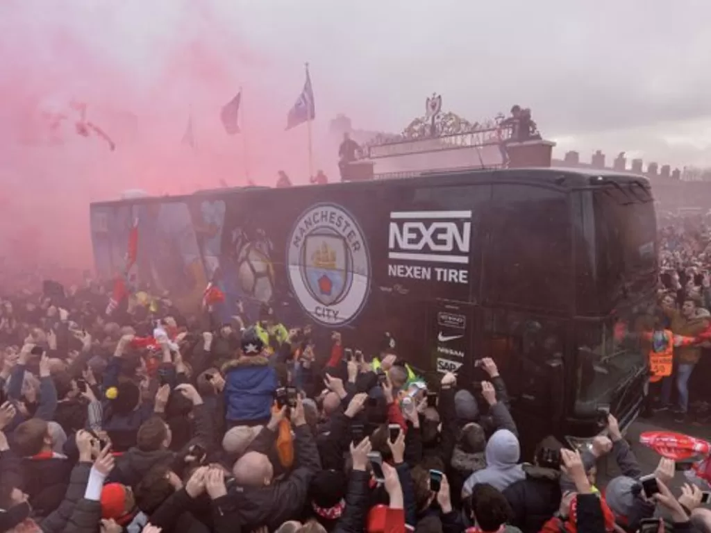Serangan terhadap bus Manchester City oleh penggemar Liverpoll di perempaf final Liga Champions 2018 (Twitter/@mirrorfootball)