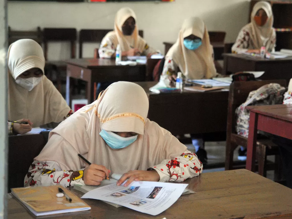 Sejumlah siswa memakai masker saat simulasi Pembelajaran Tatap Muka (PTM) Terbatas di SMPN 5, Kota Bogor, Jawa Barat, Selasa (28/9/2021). (photo/ANTARA FOTO/Arif Firmansyah/ilustrasi)