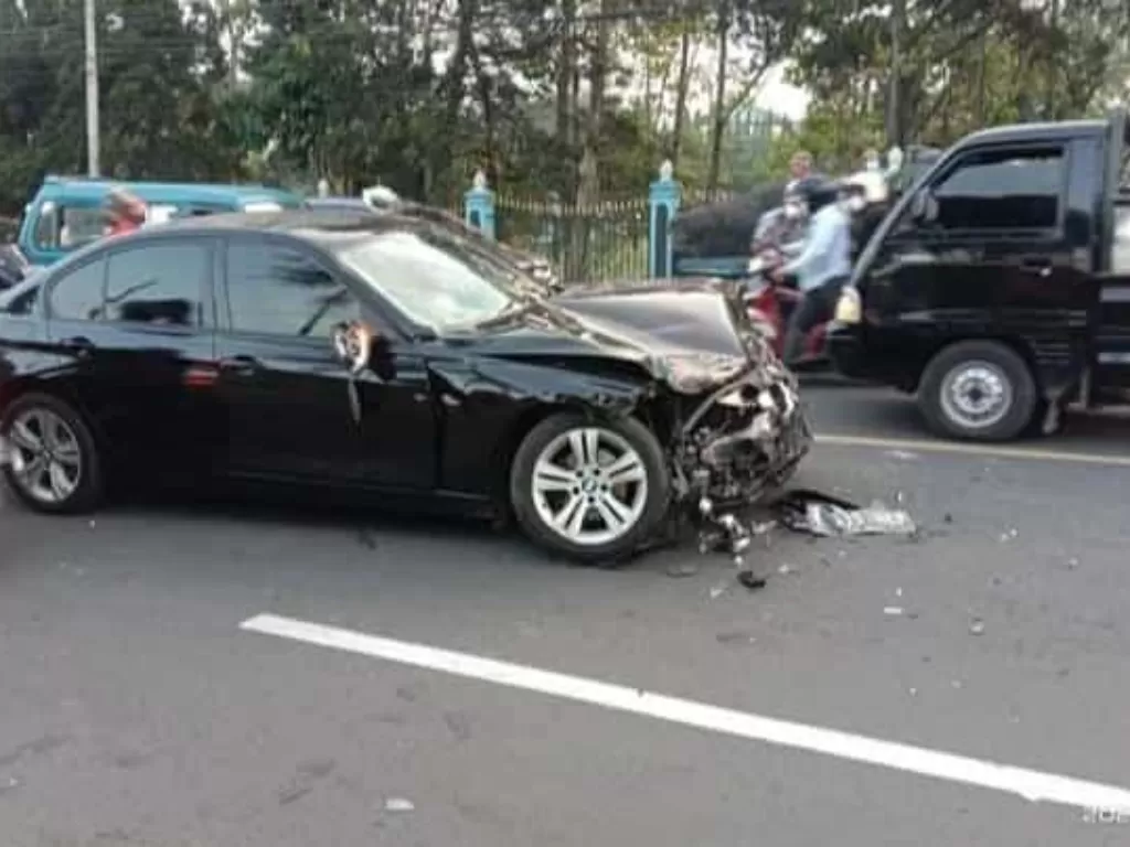 Kecelakaan beruntun mobil BMW dan 4 motor di Cisarura, Puncak, Bogor. (Dok Istimewa).