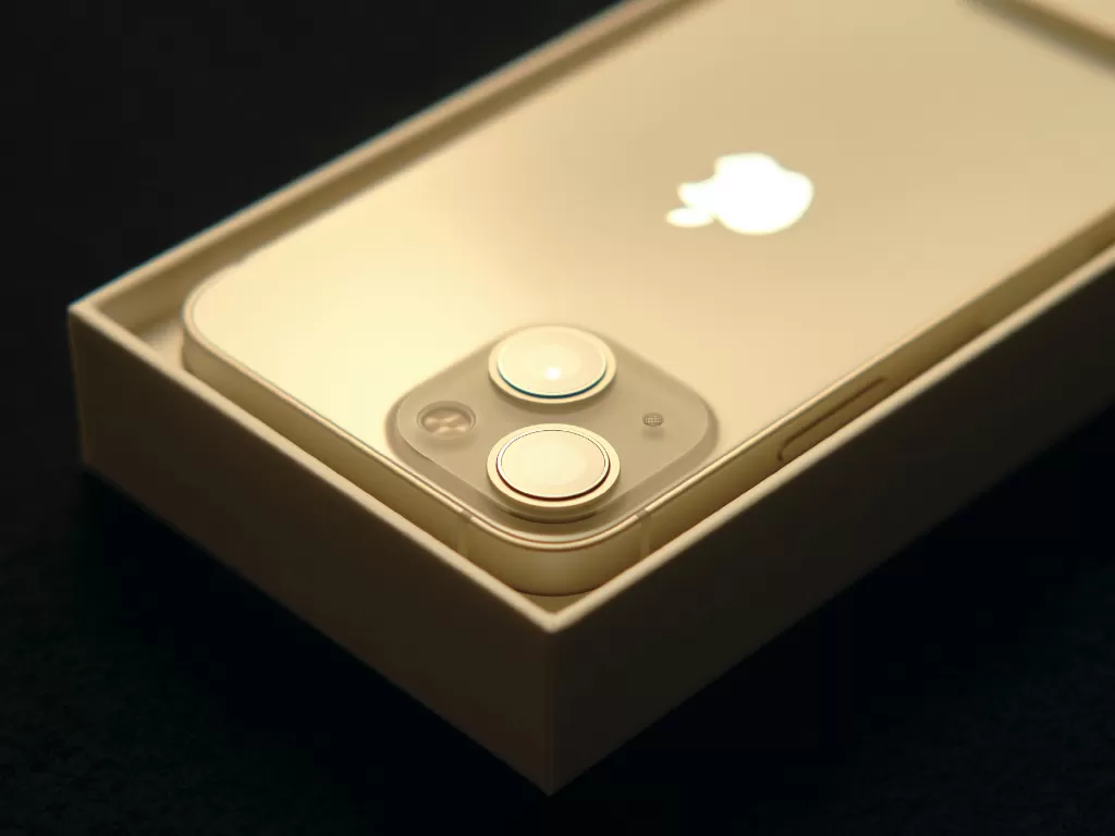 Tampilan belakang dari smartphone iPhone 13 terbaru besutan Apple (photo/Unsplash/Quinn Battick)