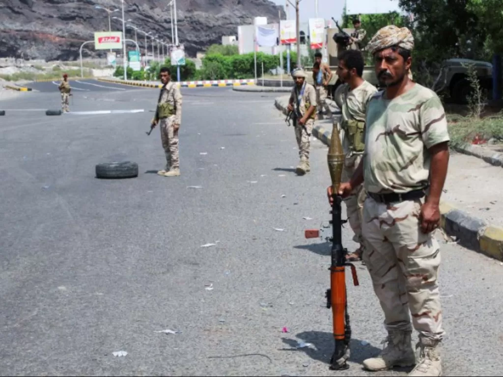 Anggota separatis Dewan Transisi Selatan (STC) berjaga di Aden, Yaman. (REUTERS/Fawaz Salman))