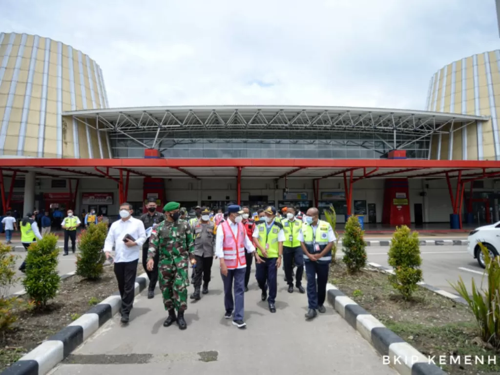 Menteri Perhubungan Budi Karya Sumadi (tengah) saat meninjau terminal penumpang baru Bandara Mopah, Merauke, Papua, pada Sabtu (2/10/2021). (photo/ANTARA/dok.Kementerian Perhubungan)