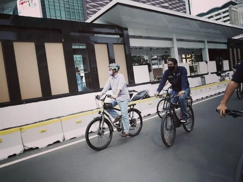Anies Baswedan bersama Dirut TransJakarta Sardjono Jhony. (Instagram/@aniesbaswedan)