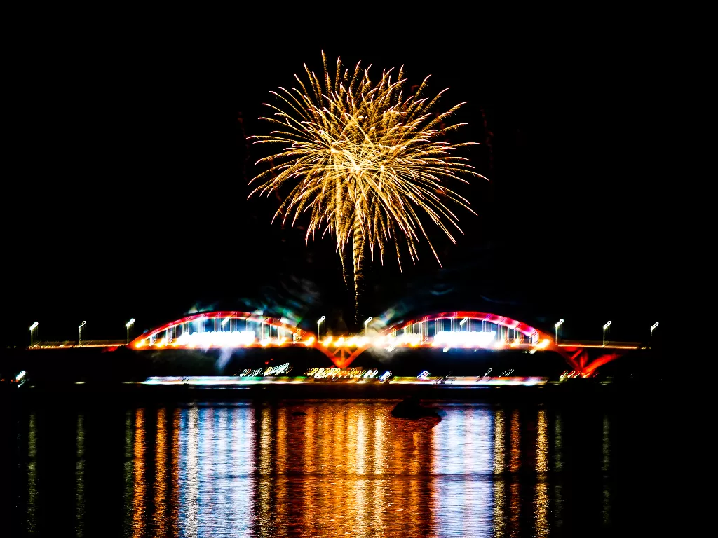 Suasana pertunjukan kembang di atas langit Jembatan Youtefa (ANTARA FOTO/Indrayadi TH)