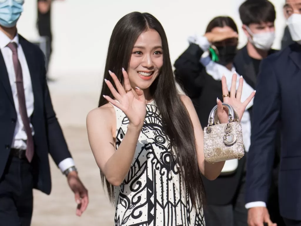 CEO of Dior Says He'll Hire BLACKPINK Jisoo if YG Entertainment Fires Her