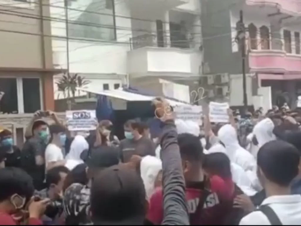 Puluhan pengungsi asal Afganistan berdemo di depan kantor UNHCR di Jakarta, Senin (4/10/2021). (Instagram)