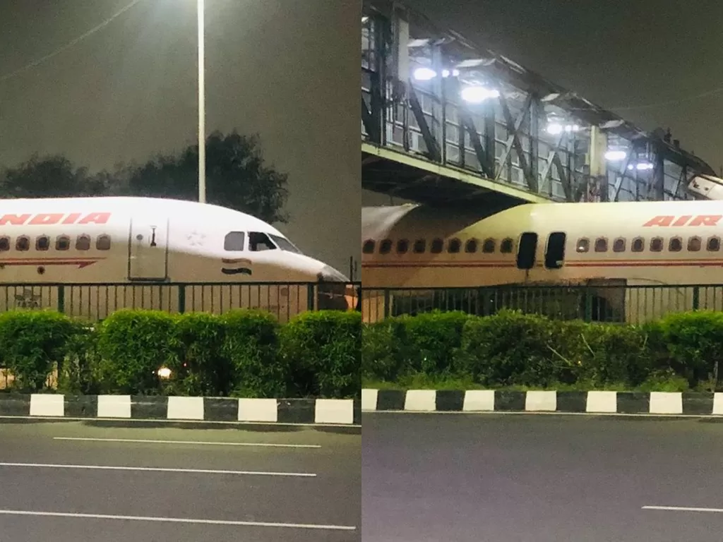 Pesawat Air India yang terjebak di bawah jembatan penyebrangan orang. (Twitter/DeepakSEditor)