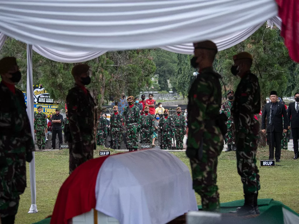 Ketua MPR Bambang Soesatyo (kedua kanan) menjadi inspektur upacara pemakaman politikus PDIP Sabam Sirait (ANTARA FOTO/Sigid Kurniawan)