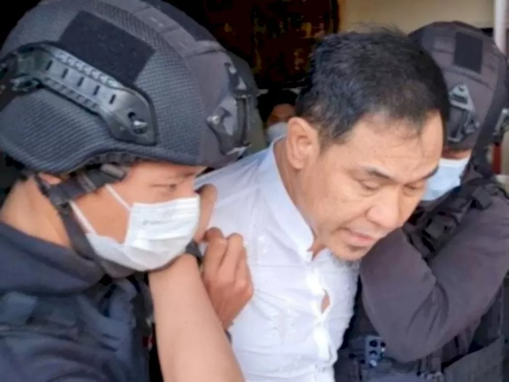 Eks Sekum FPI Munarman saat ditangkap Tim Densus 88 di kediamannya. (Istimewa)
