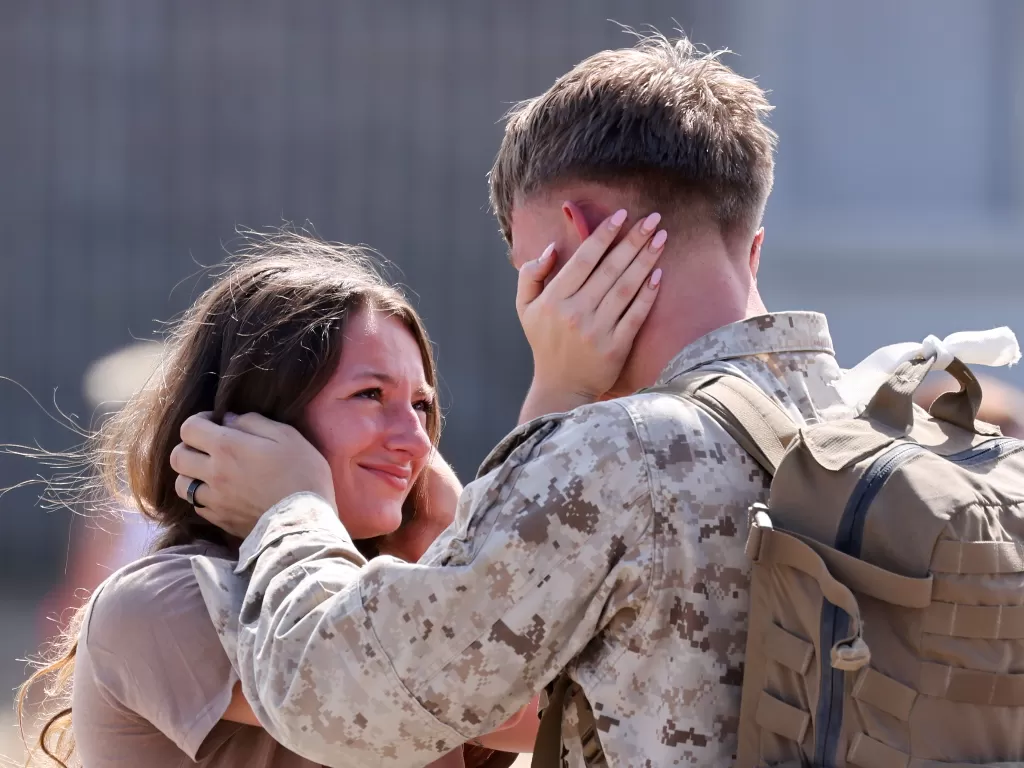 Prajurit Marinir AS disambut keluarga setelah pulang dari tugas di Afghanistan (REUTERS/Mike Blake)