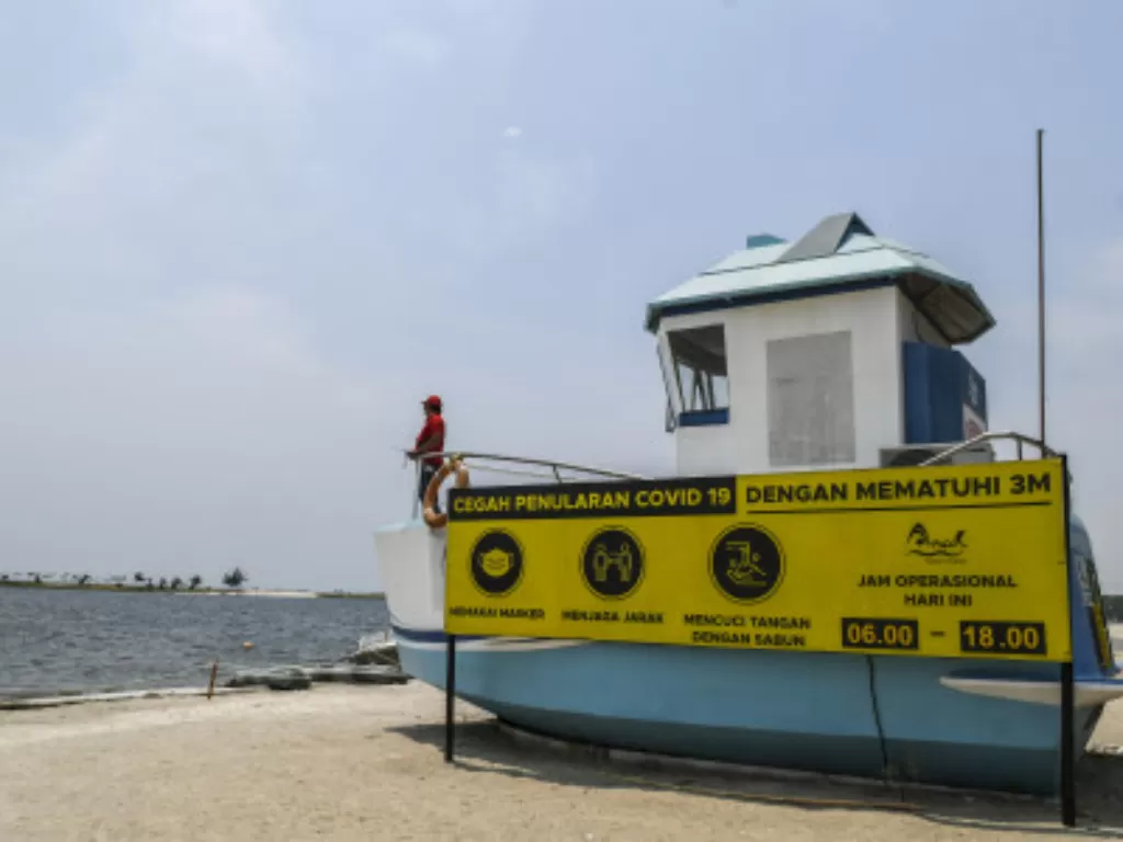 Pos Pengawasan Pantai Taman Impian Jaya Ancol, Jakarta, Sabtu (11/9/2021). (ANTARA FOTO/Galih Pradipta)