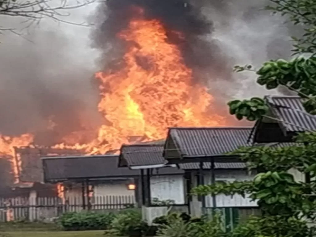 Sejumlah bangunan dibakar di Distrik Dekai, Yahukimo, Jayapura, Papua, Minggu (3/10/2021). (Dok. Polda Papua)