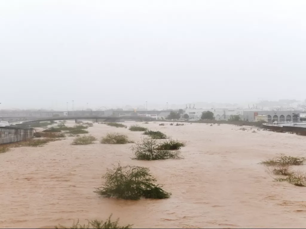 Topan Shaheeh melanda kota-kota di Oman. (REUTERS/Handout)