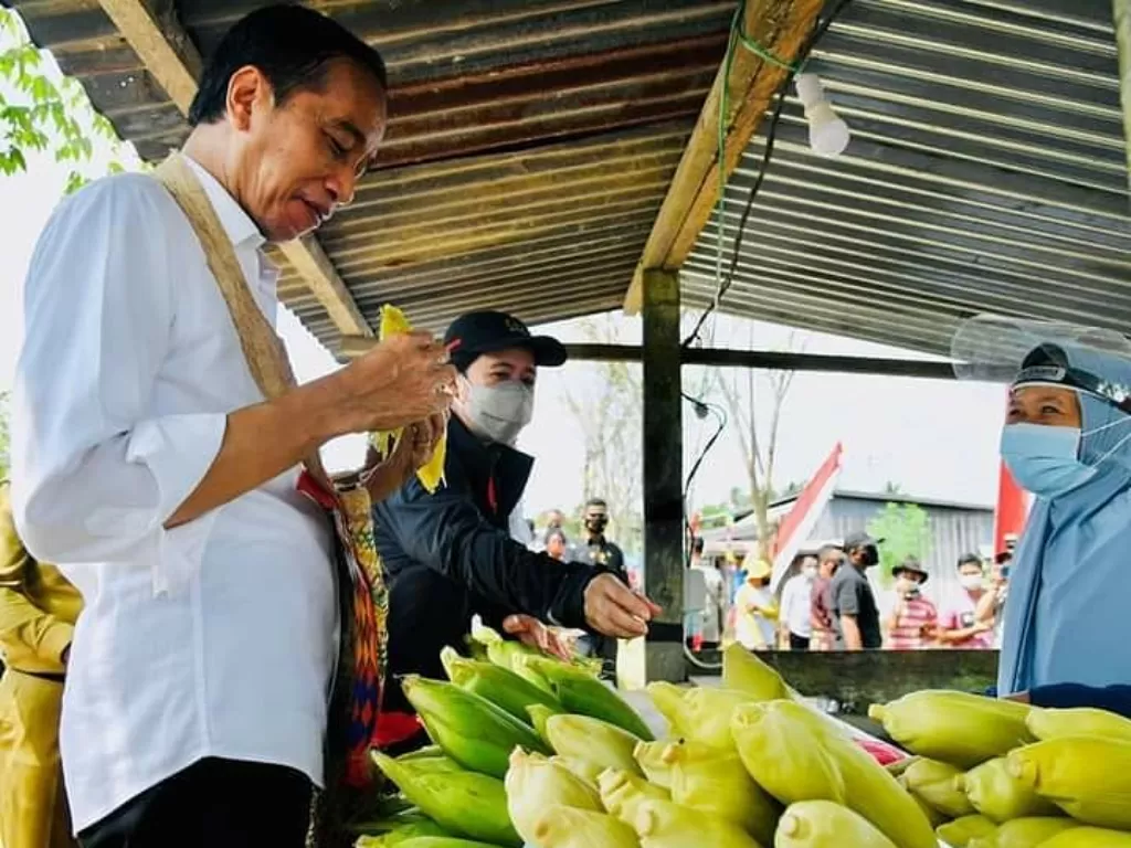 Presiden Jokowi saat lahap menyantap jagung rebus ditemani Puan Maharani di Sorong, Papua. (Instagram/Ispresiden)