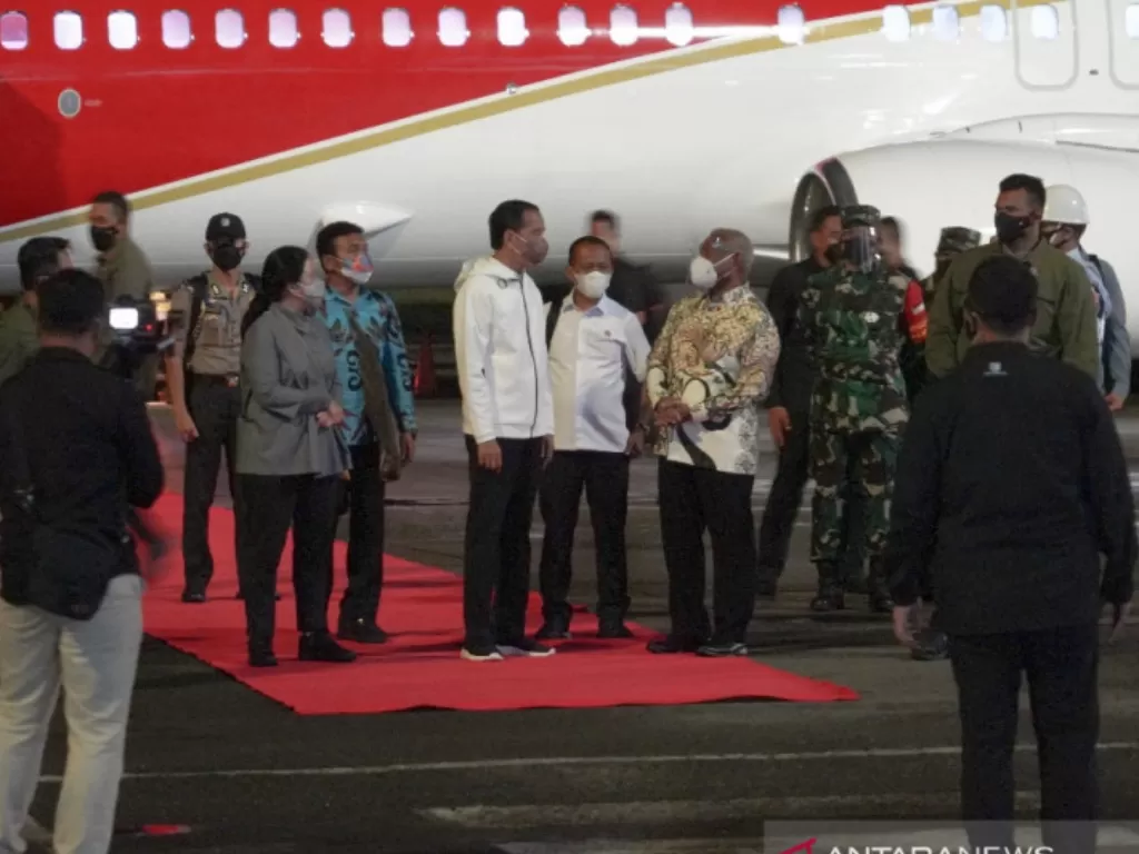 Presiden Joko Widodo dan Ibu Negara saat tiba di Sorong, Minggu (ANTARA/ Ernes Broning Kakisina)