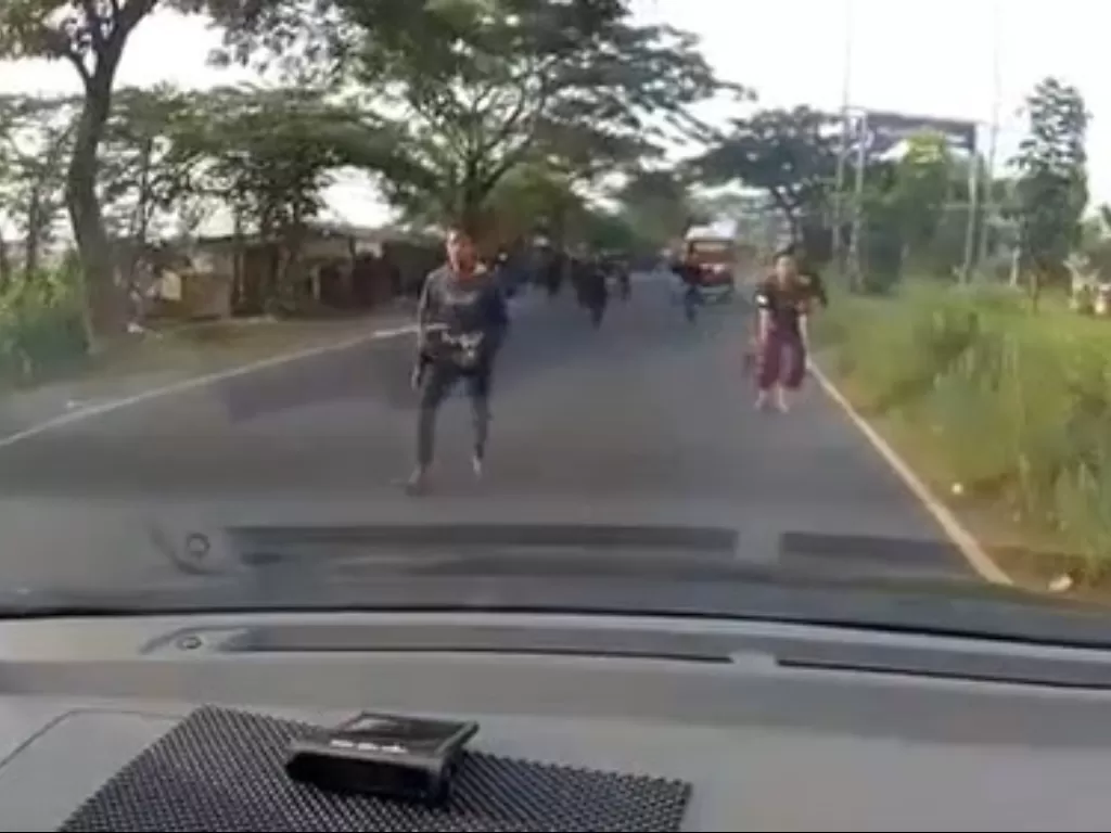 Remaja di Madura mencoba menghentikan truk. (Tangkapan layar)