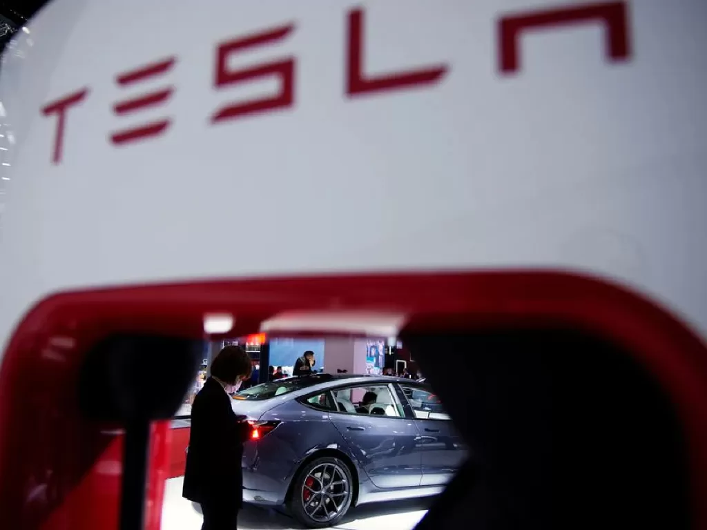 Tampilan logo Tesla di stasiun pengisian dayanya (photo/REUTERS/Aly Song)