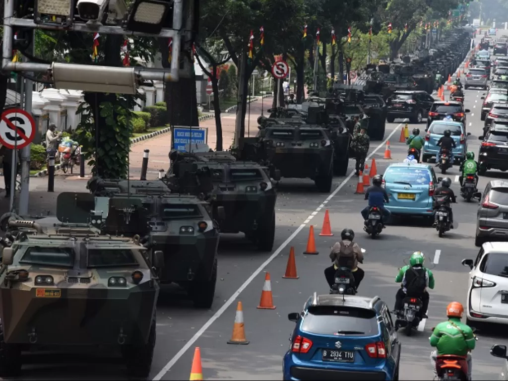 Sejumlah kendaraan tempur milik TNI terparkir di Jalan Medan Merdeka Barat. (ANTARA FOTO/Indrianto Eko Suwarso)