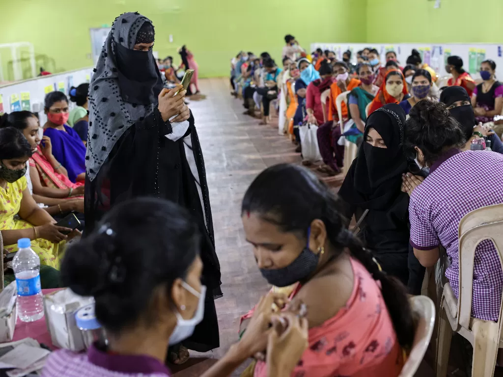 Wanita menerima dosis vaksin COVISHIELD AstraZeneca di India. (Foto/REUTERS/Francis Mascarenhas)