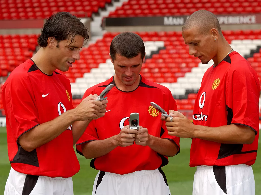 Manchester United mengunggah momen para eks pemain menggunakan hp jadul (Twitter @manunited)