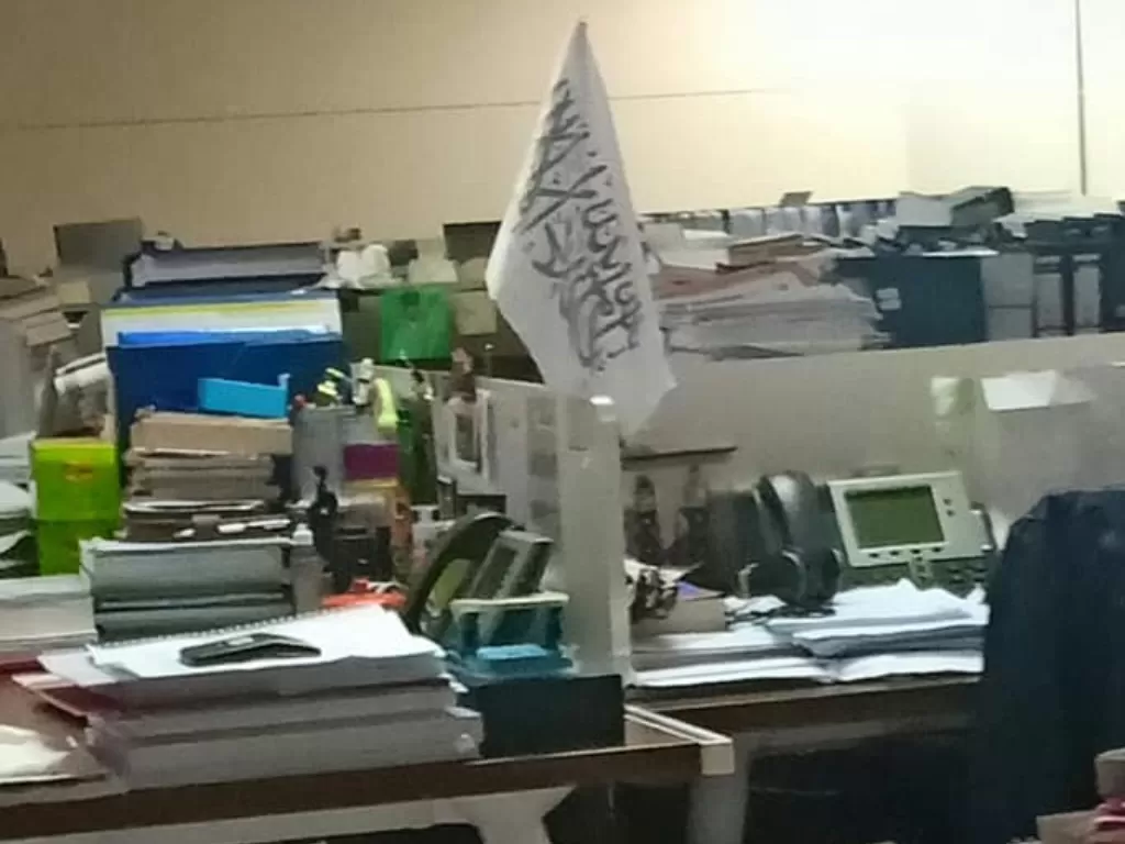 Bendera diduga bendera HTI di ruang kerja di Gedung KPK. (Facebook Kang Iwan Ismail)