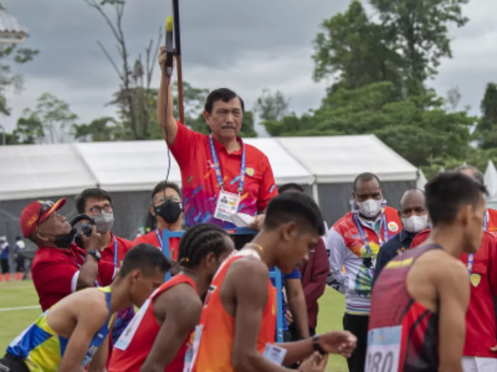 Ketua PB PASI Luhut Binsar Pandjaitan membuka pertandingan cabang olahraga atletik PON Papua (ANTARA FOTO/Aditya Pradana Putra)