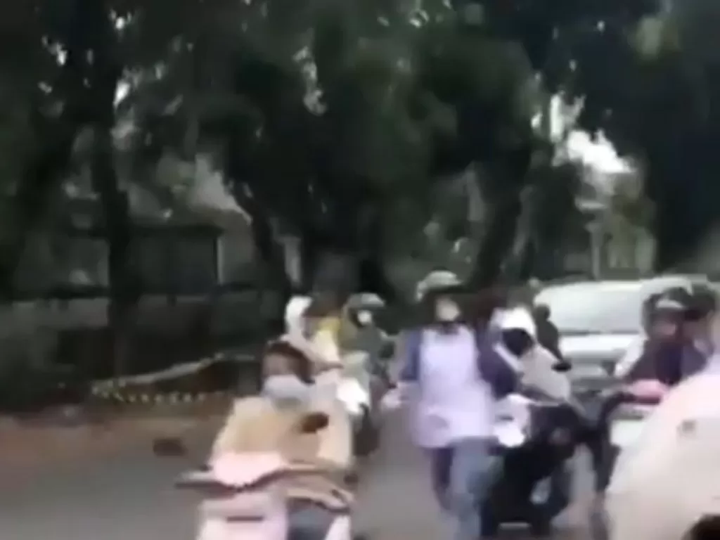 Tangkapan layar pelajar tawuran di Jalan Raya Lenteng Agung dekat Gang Harapan, Lenteng Agung, Jagakarsa, Jakarta Selatan pada Senin (4/10/2021).  (photo/Instagram/@merekamjakarta)