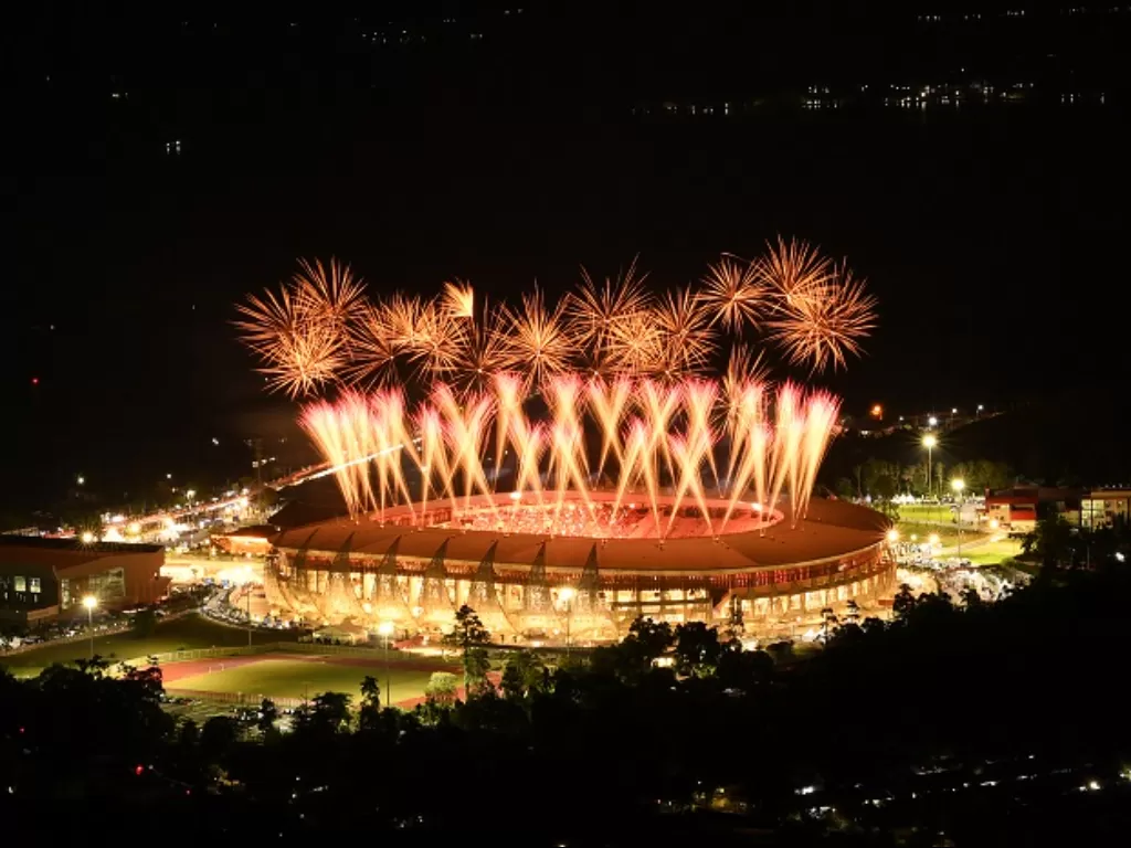 Suasana pertunjukan kembang api saat pembukaan PON Papua di Stadion Lukas Enembe, Sentani, Papua. (ANTARA FOTO/Zabur Karuru)