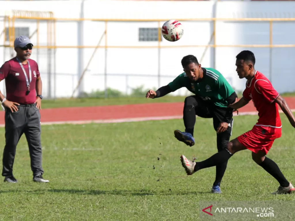 Pemain sepak bola Pekan Olahraga Nasional (PON) Aceh yang dilatih Fakhri Husaini (kiri) (ANTARA FOTO/IRWANSYAH PUTRA)