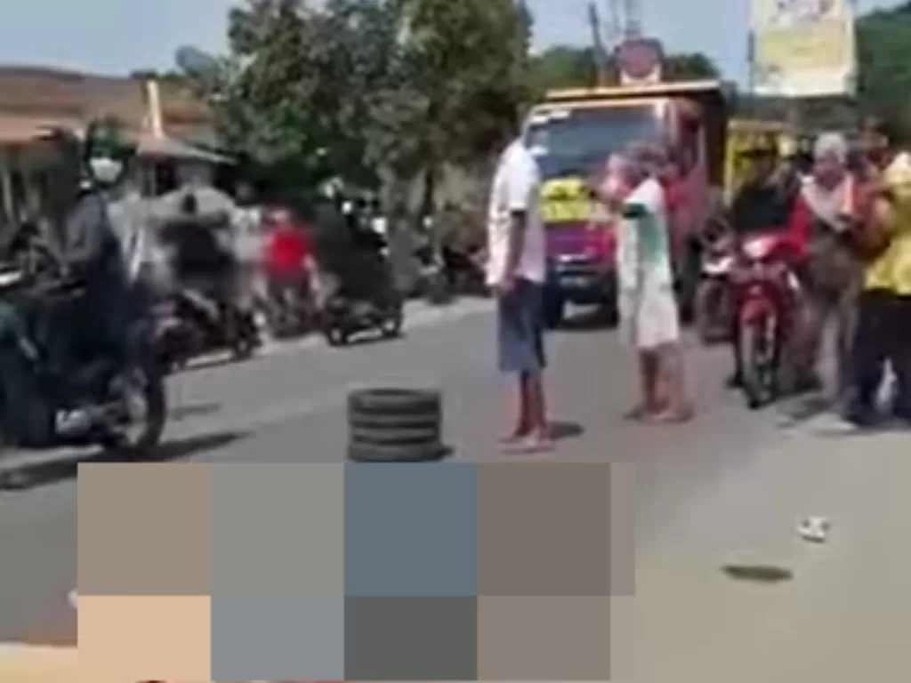 Pemotor tewas di tempat usai terlindas dump truk di Kota Palembang (Instagram/video_jurnalis)