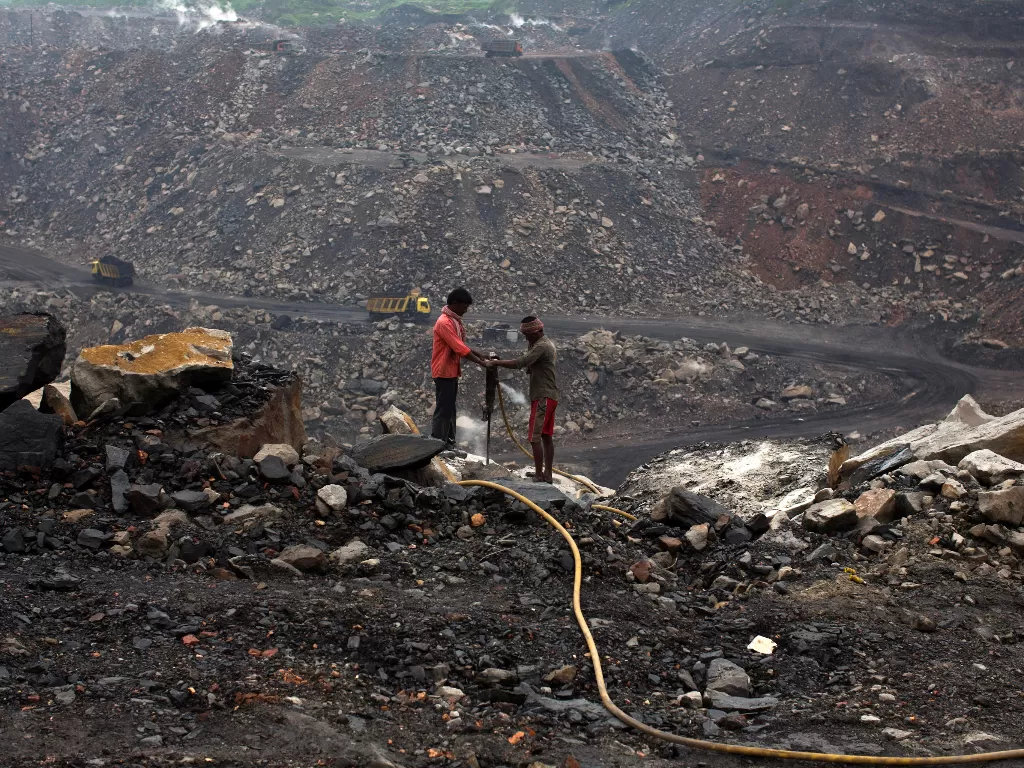 Pekerja mengebor di tambang batu bara terbuka di distrik Dhanbad di negara bagian Jharkhand, India timur. (REUTERS/Ahmad Masood)