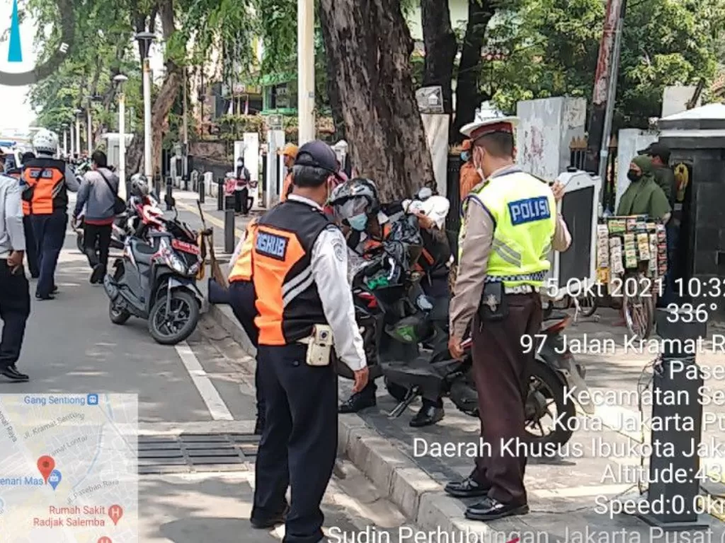 Petugas gabungan dari Sudin Perhubungan Jakarta Pusat serta TNI dan Polri menertibkan belasan motor ojek daring yang parkir di trotoar dan bahu jalan sepanjang Jalan Kramat Raya, Senen, Jakarta Pusat, Selasa (5/10/2021). (photo/ANTARA/HO Sudin Perhubungan