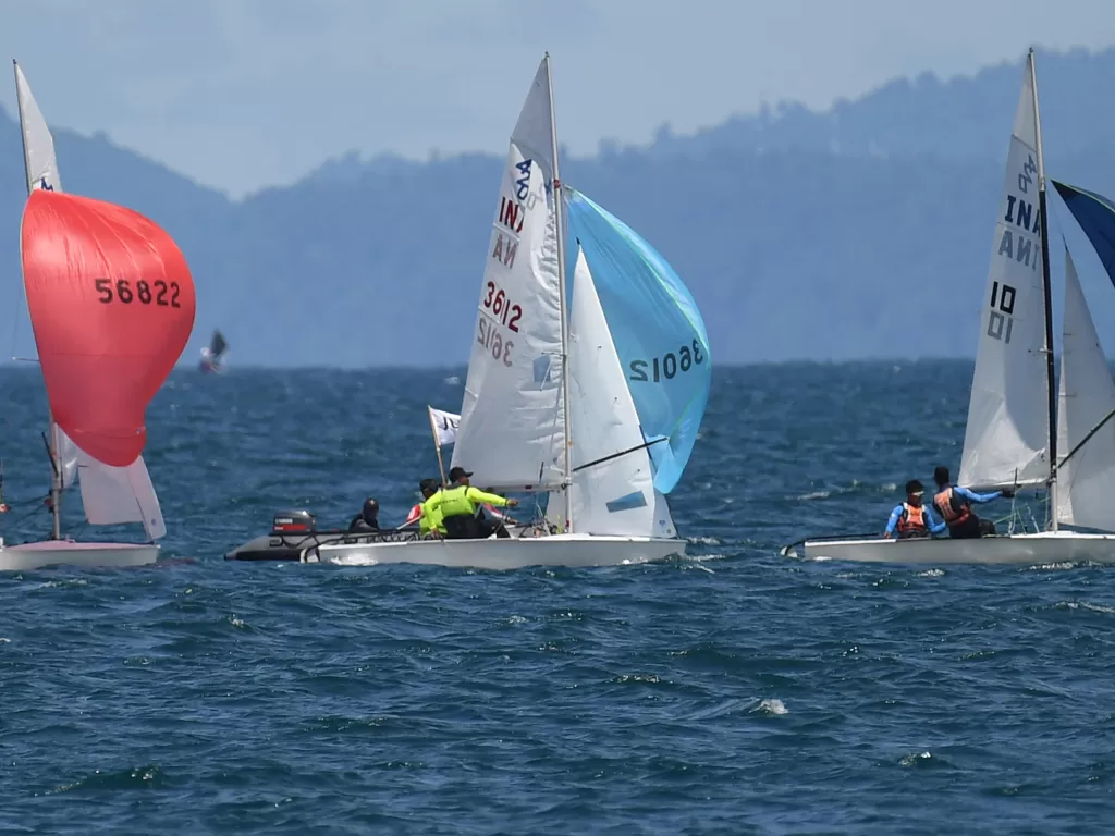 Sejumlah atlet layar memacu kecepatan dalam pertandingan layar nomor International 470 open putra PON Papua di perairan Pantai Hamadi, Jayapura, Papua, Senin (4/10/2021) (ANTARA FOTO/Akbar Nugroho Gumay)