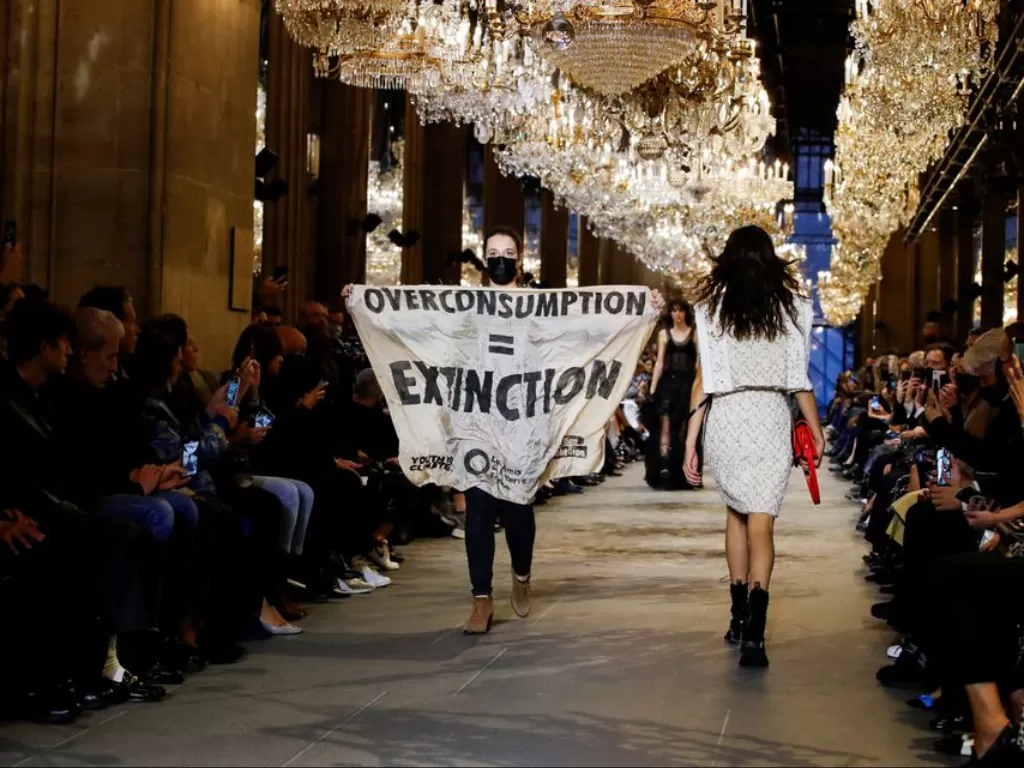 Seorang aktivis lingkungan muncul di catwalk Louis Vuitton di Paris Fashion Week, 5 Oktober 2021. (REUTER/Gonzalo Fuentes)