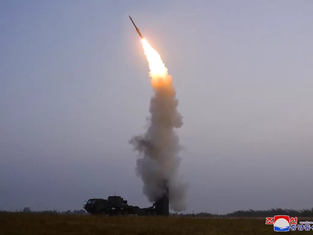 Rudal anti-pesawat Korea Utara yang diluncurkan pada 1 Oktober. (REUTERS/KCNA)