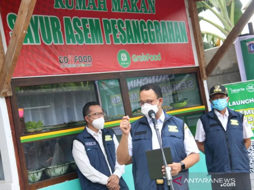 Gubernur DKI Jakarta Anies Baswedan (tengah) ketika meluncurkan program 