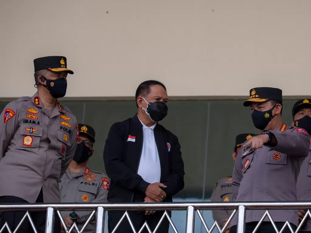 Kapolri Jenderal Pol Listyo Sigit Prabowo (kanan) berbincang dengan Menpora Zainudin Amali (tengah) (ANTARA FOTO/Nova Wahyudi/wsj.)