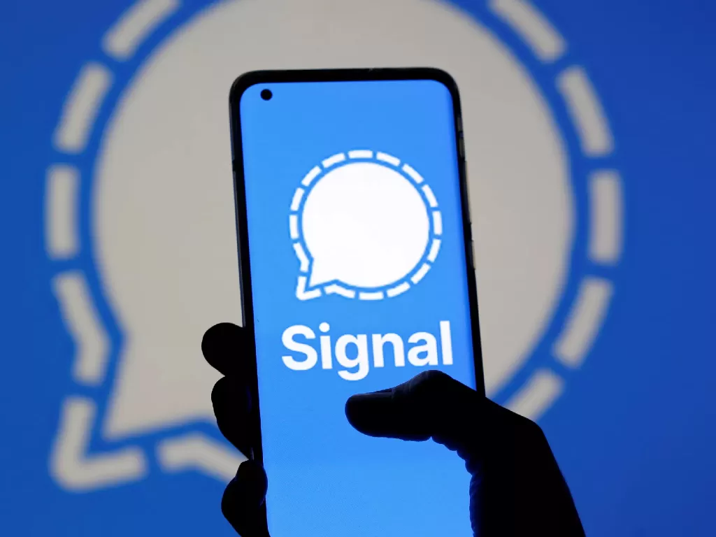 Ilustrasi tampilan aplikasi perpesanan Signal di smartphone (photo/REUTERS/Dado Ruvic)